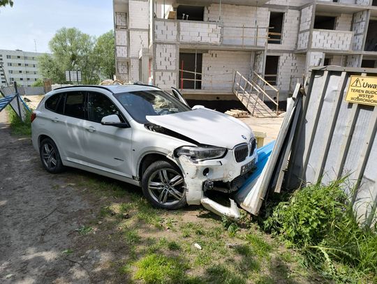 Kierowca BMW uderzył w ogrodzenie przy ul. Fromborskiej [ZDJĘCIA]