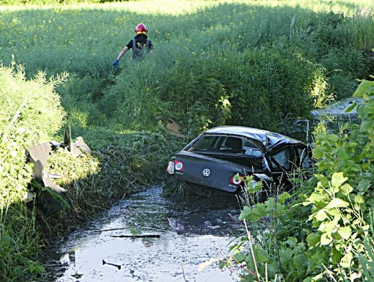 Kierowca, który wjechał do rowu z wodą był poszukiwany. Wpadł, bo wezwał pogotowie