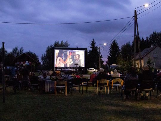 Kino pod chmurką. Seanse plenerowe z Kinem Światowid