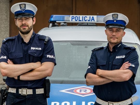 Kobieta dławiła się protezą, z pomocą ruszyli policjanci Kobieta dławiła się protezą, z pomocą ruszyli policjanci
