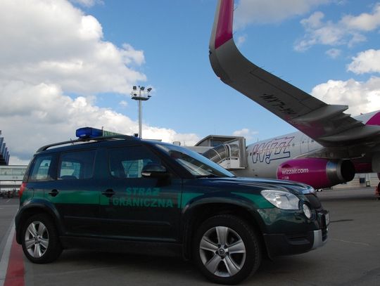 Kobieta i dwaj mężczyźni poszukiwani przez sądy w Olsztynie i w Elblągu wpadli na lotnisku w Gdańsku Kobieta i dwaj mężczyźni poszukiwani przez sądy w Olsztynie i w Elblągu wpadli na lotnisku w Gdańsku