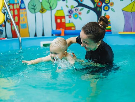 Kochasz sport i chcesz dzielić się swoimi umiejętnościami? Poznaj dwie role: instruktora pływania i tenisa stołowego!