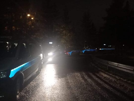 Kolejka radiowozów policji pod szpitalem