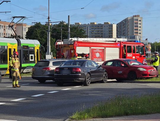 Kolizja 3 pojazdów na Płk. Dąbka i Niepodległości
