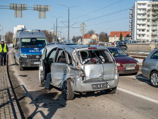 Kolizja auta z tramwajem na Browarnej Kolizja auta z tramwajem na Browarnej