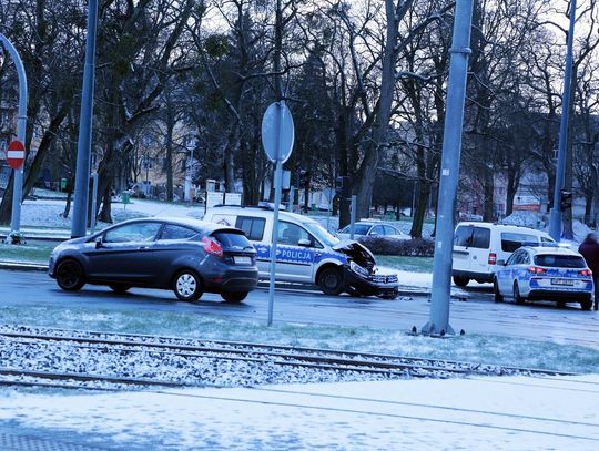 Kolizja z policyjnym radiowozem. Mężczyzna przyjął mandat