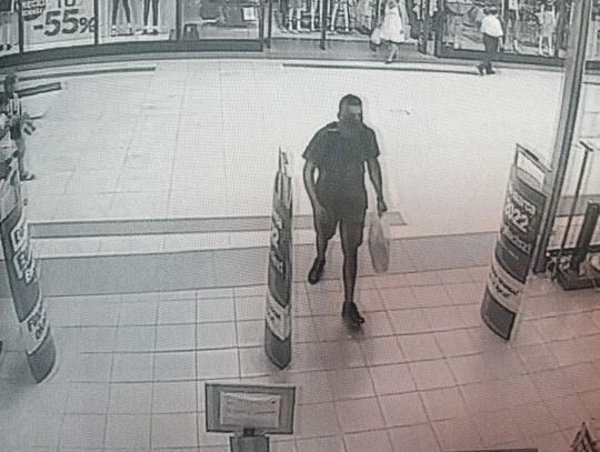 Kradzież w CH Ogrody. Policja szuka tego mężczyzny