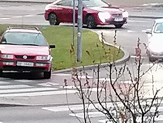 Kradzionym passatem uderzyli w barierki i uciekli. Trwają poszukiwania!
