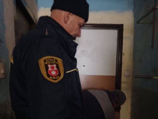 Krzyk pomocy z mieszkania obok. Patrol zareagował błyskawicznie