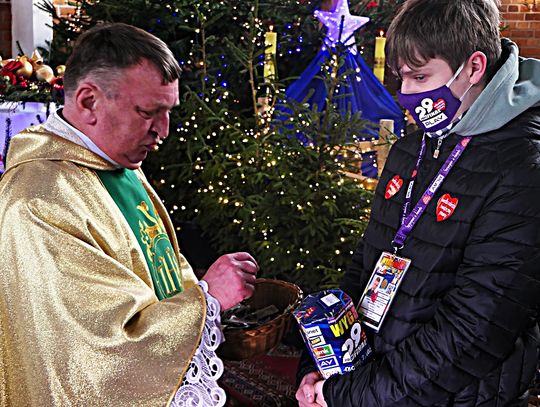 Ksiądz przekazał tacę na WOŚP: "Kiedy leżałem na OIOM-ie widziałem ponaklejane serduszka WOŚP"