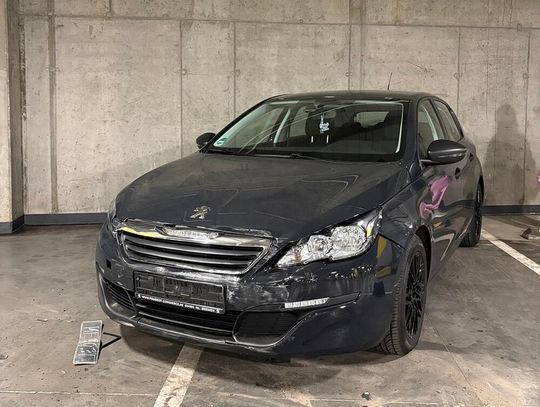 Ktoś rozbił auto i uciekł! Parking CH Ogrody — szukamy świadków