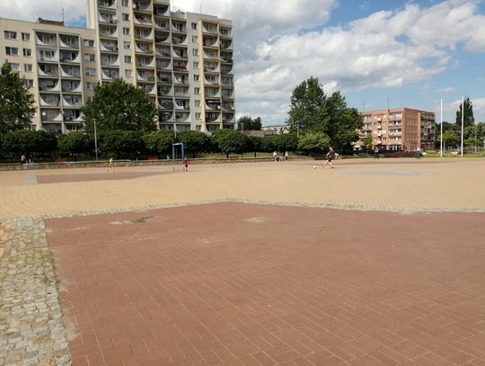 Kurtyna wodna w Elblągu ma nowe zastosowanie. Mieszkańcy grają w piłkę nożną