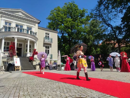 Kwiaty w modzie. Za nami pokaz uczennic ZSIŚiU w Elblągu [WIDEO]
