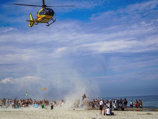 Latające parawany podczas akcji ratunkowej. Policja apeluje do plażowiczów