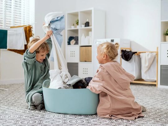 Łazienka przyjazna dzieciom: kolorowe maty antypoślizgowe i zamykane pojemniki na pranie