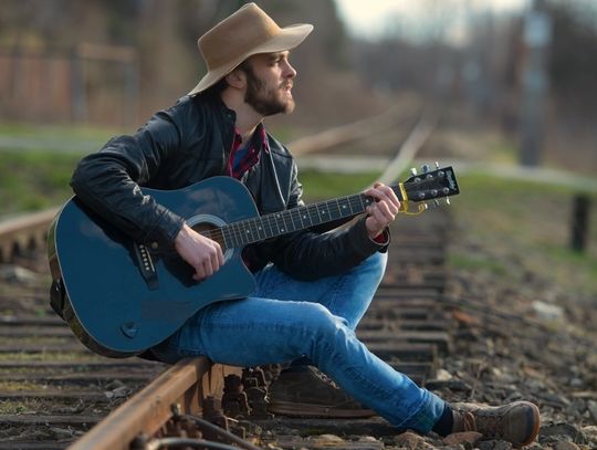 Lecę tam, gdzie akurat wiatr zawieje – Krzysztof Salawa opowiada o sobie, aktorstwie i o „Cabarecie”.