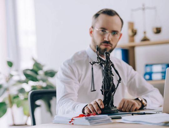 Lekarz w sądzie – dlaczego coraz więcej medyków zapisuje się na studia z prawa medycznego?