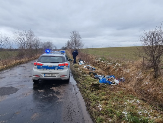 Mandat za Mikołaja. Policjanci ustalili mężczyznę, który wyrzucił śmieci przy drodze