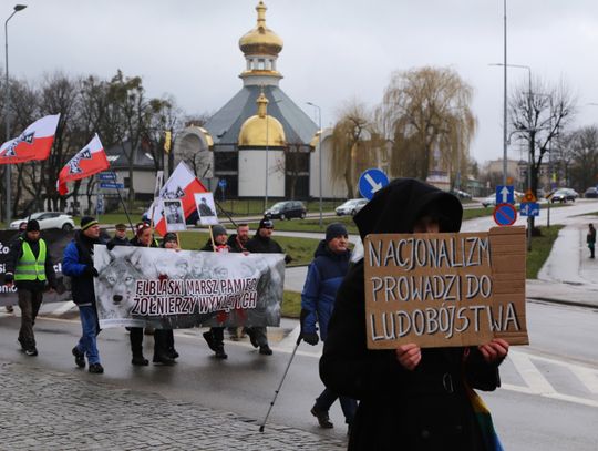 Marszowi wyklętych towarzyszyła kobieta z tęczową torbą [ZDJĘCIA]