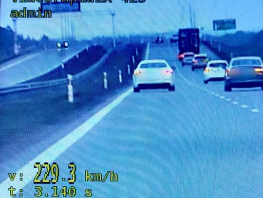Maserati pędziło 229 km/h po S7. Sąd uchylił mandat, policja się nie poddaje