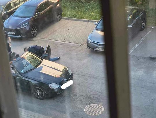 Mercedes kabriolet i mężczyzna skuty kajdankami. Akcja na ulicach Elbląga