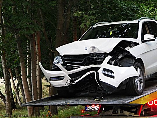 Mercedesem uderzył w drzewo Mercedesem uderzył w drzewo