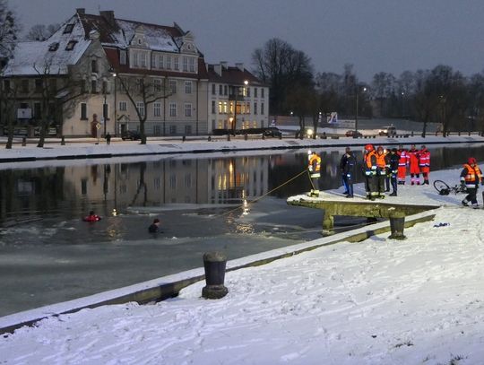 Mężczyzna wpadł do Rzeki Elbląg. (AKTUALIZACJA)