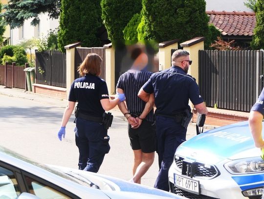 Mężczyzna wyprowadzony z samochodu w kajdankach Mężczyzna wyprowadzony z samochodu w kajdankach