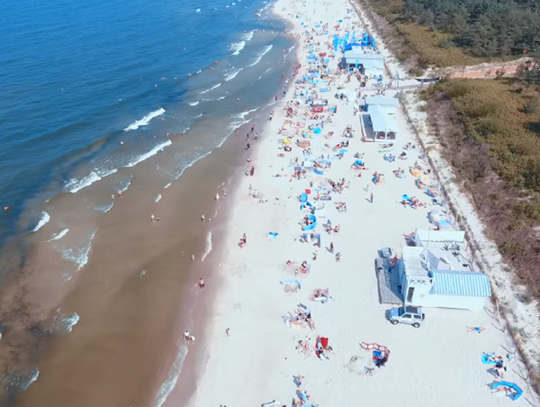 Mężczyzna zmarł na plaży. Parawany utrudniły pomoc