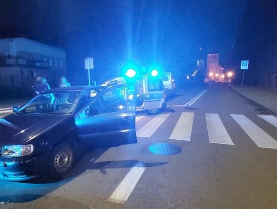 Miał dwa promile, jechał bez uprawnień i uderzył w radiowóz