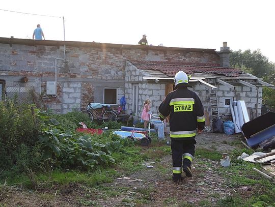 Mieszka tu trójka małych dzieci. Gdy pada deszcz, cały dom stoi w wodzie [ZDJĘCIA]