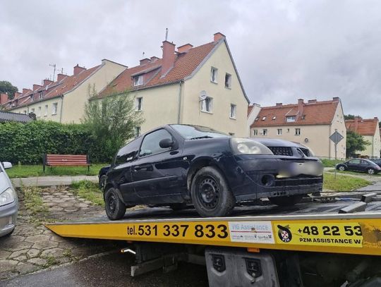 Mieszkańcy zgłaszają, Straż Miejska działa. Kolejny pojazd trafił na lawetę