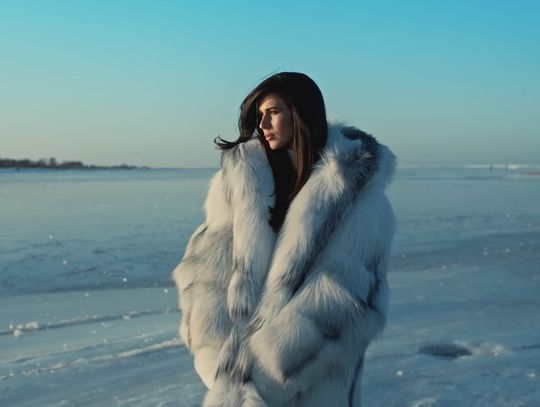 Mikoszewo jak Arktyka! Zobacz nowy klip Roxie Węgiel [WIDEO]