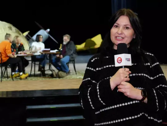 Miłość, słowo i spotkanie przy jednym stoliku.