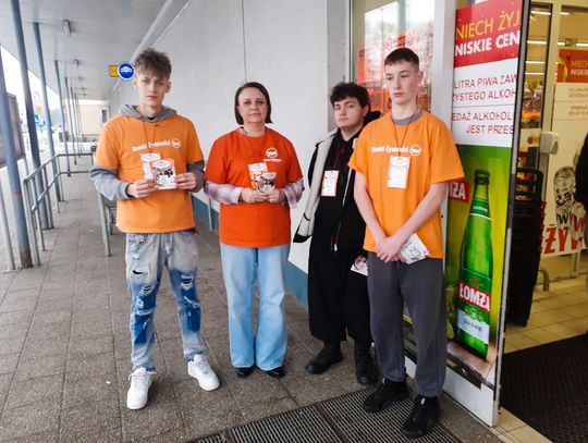 Młodzi wolontariusze pomagają w zbiórce żywności w Elbląg