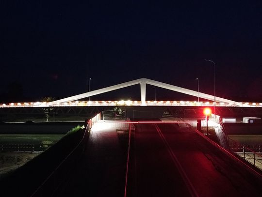 Most obrotowy w Nowakowie nocą