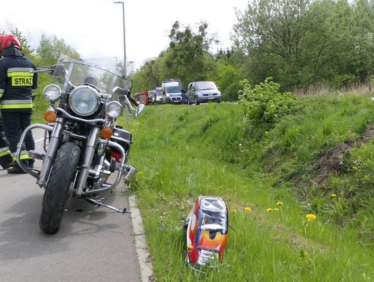 Motocyklista z dzieckiem wjechał do rowu Motocyklista z dzieckiem wjechał do rowu