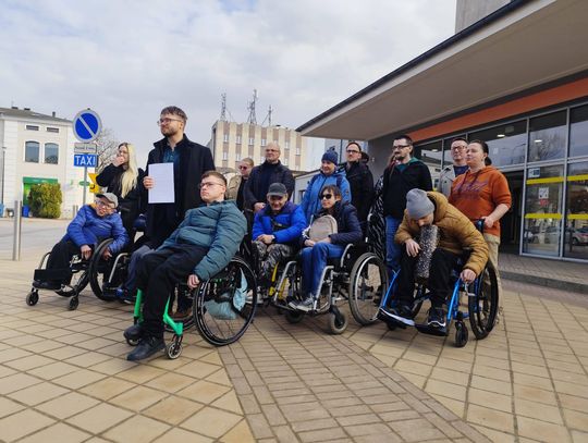 Mówili o barierach na dworcu w Elblągu. „Nie każdy może tu sam wsiąść do pociągu”