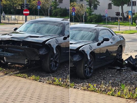 Mustang zderzył się z tramwajem