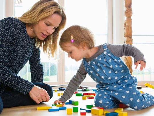 Myślisz o pracy jako opiekun dziecięcy? Sprawdź, które cechy pomagają w tym zawodzie!