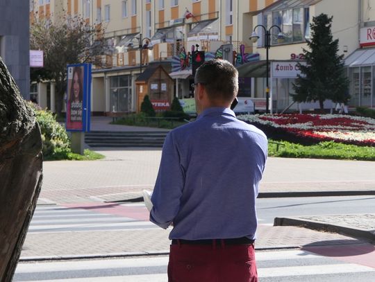 Na przejście dla pieszych bez telefonu. Zmiany już wkrótce! Na przejście dla pieszych bez telefonu. Zmiany już wkrótce!