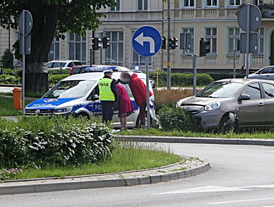Na skrzyżowaniu wjechała w krzaki