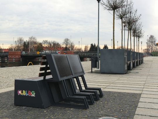 Na starówce stanęły dwie ławki solarne 