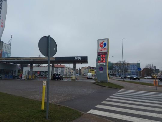 Na Teatralnej już MOL, nie LOTOS