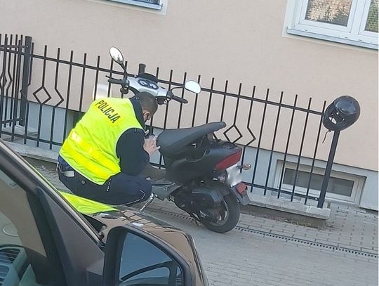 Na widok policjantów zawrócił. Okazało się, że jechał skradzionym skuterem i był pijany