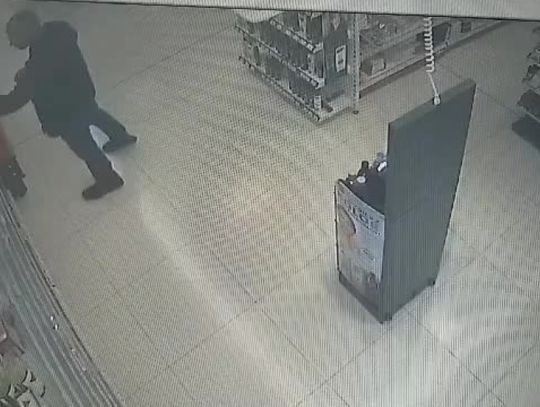 Nagrał go sklepowy monitoring, a teraz szuka policja