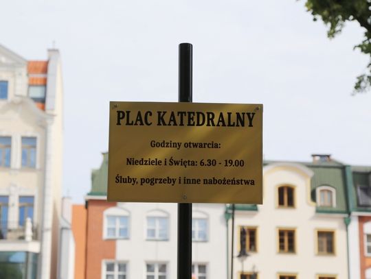 Najpierw betonowe słupki, teraz brama