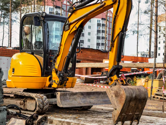 Najważniejsze zasady bezpiecznego wykopu fundamentów - kiedy warto postawić na profesjonalną minikoparkę?