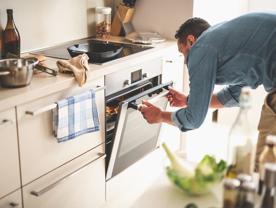 Najwięcej prądu ciągnie kuchenka elektryczna. Jak Polacy chcą oszczędzać energię?