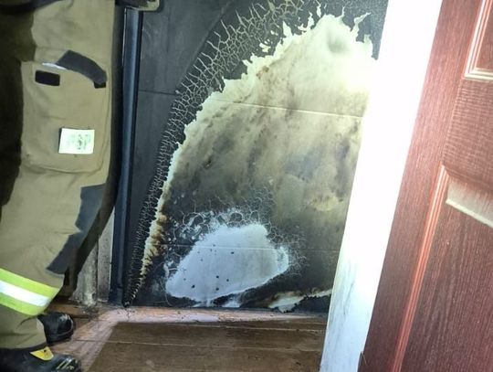 Nie chciała wpuścić go do domu, więc podpalił jej drzwi